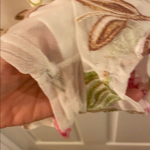 A white floral romper in excellent condition - Picture 3 of 3